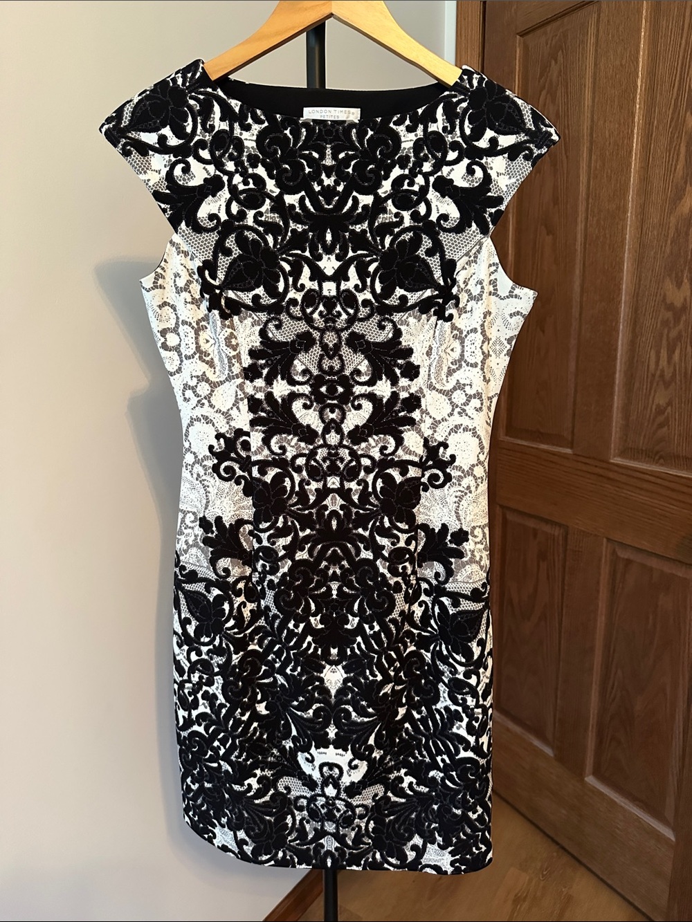Sleeveless Black and White Patterned Sheath Dress knee length, size 6